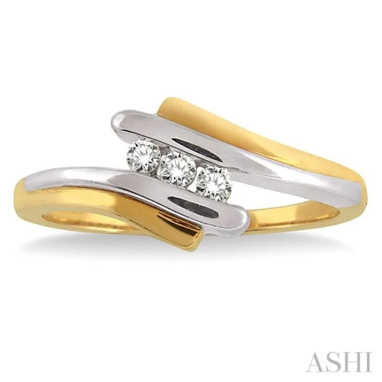 1/10 ctw Three Stone Round Cut Diamond Band in 14K Yellow Gold