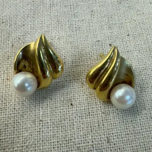 14K gold stud earrings set with Pearl
