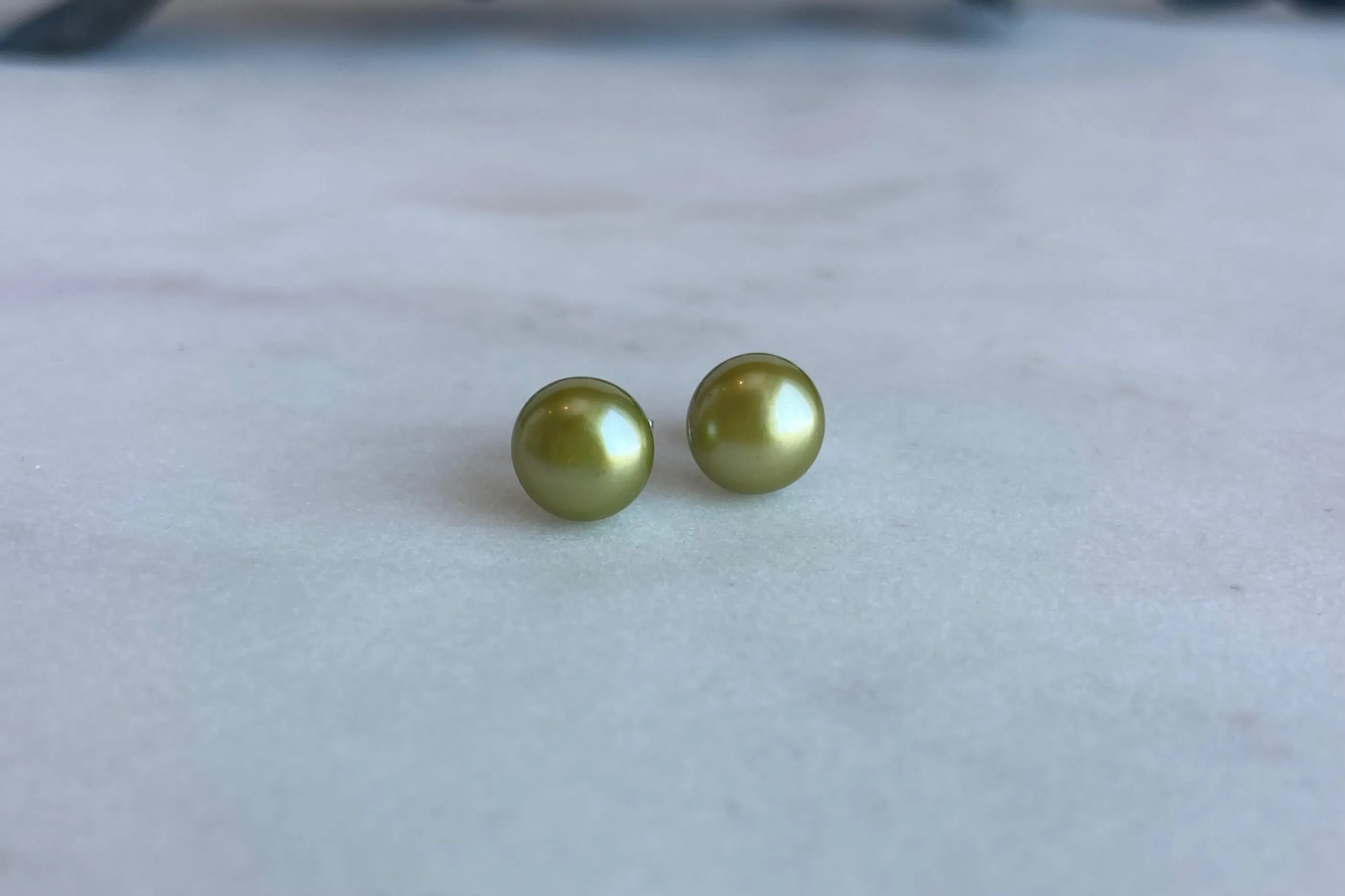 7.5mm Colored pearl earrings