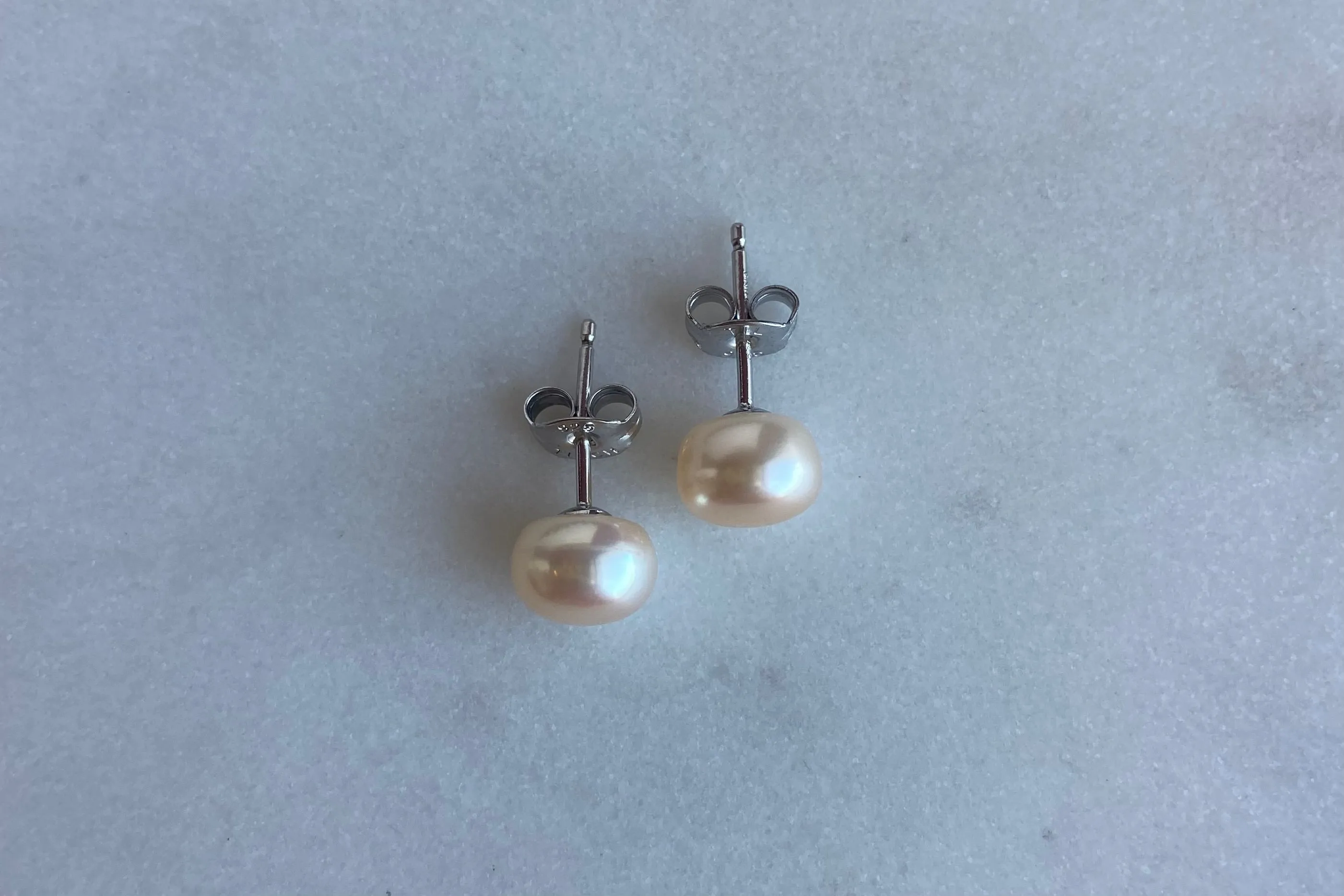 7.5mm Colored pearl earrings