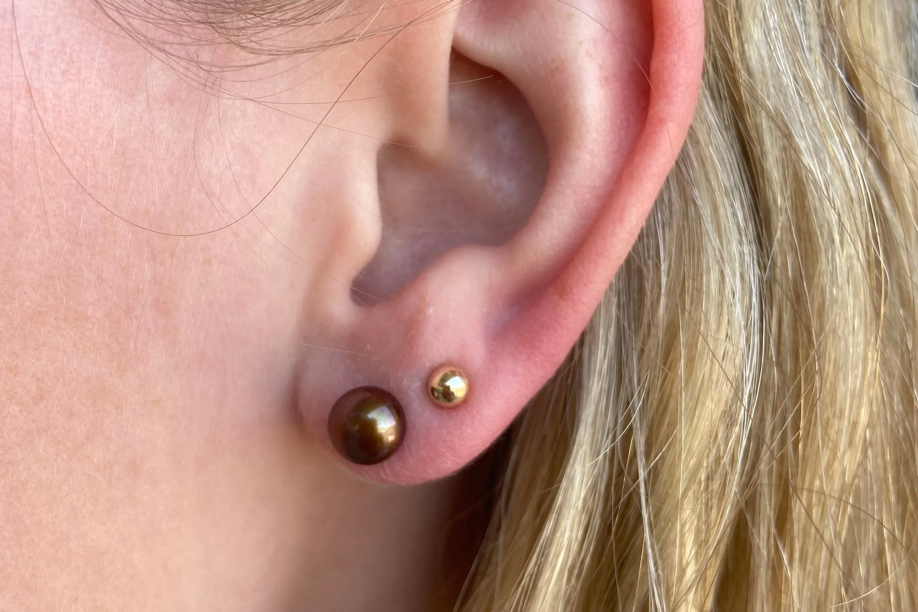7.5mm Colored pearl earrings