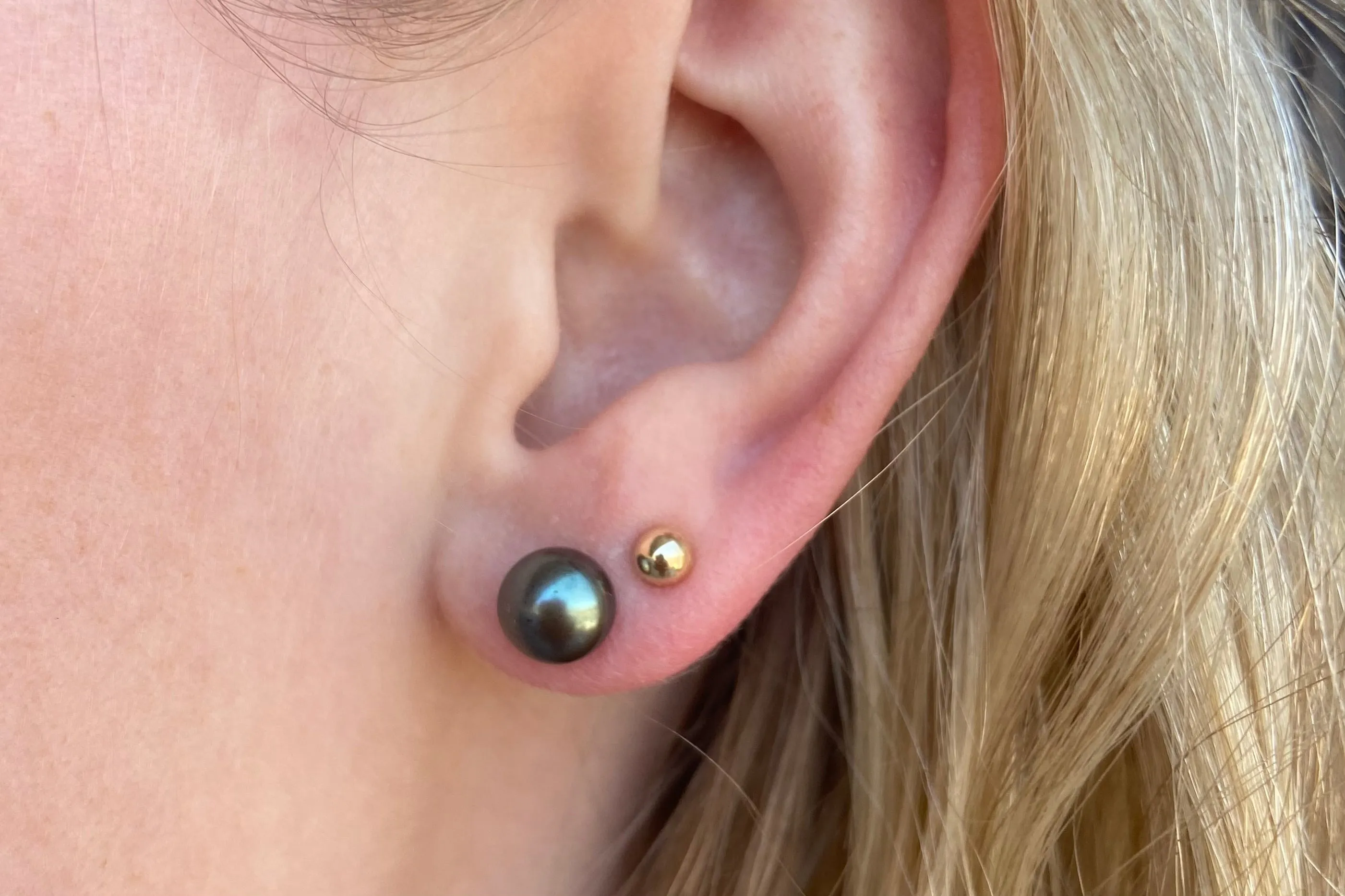 7.5mm Colored pearl earrings