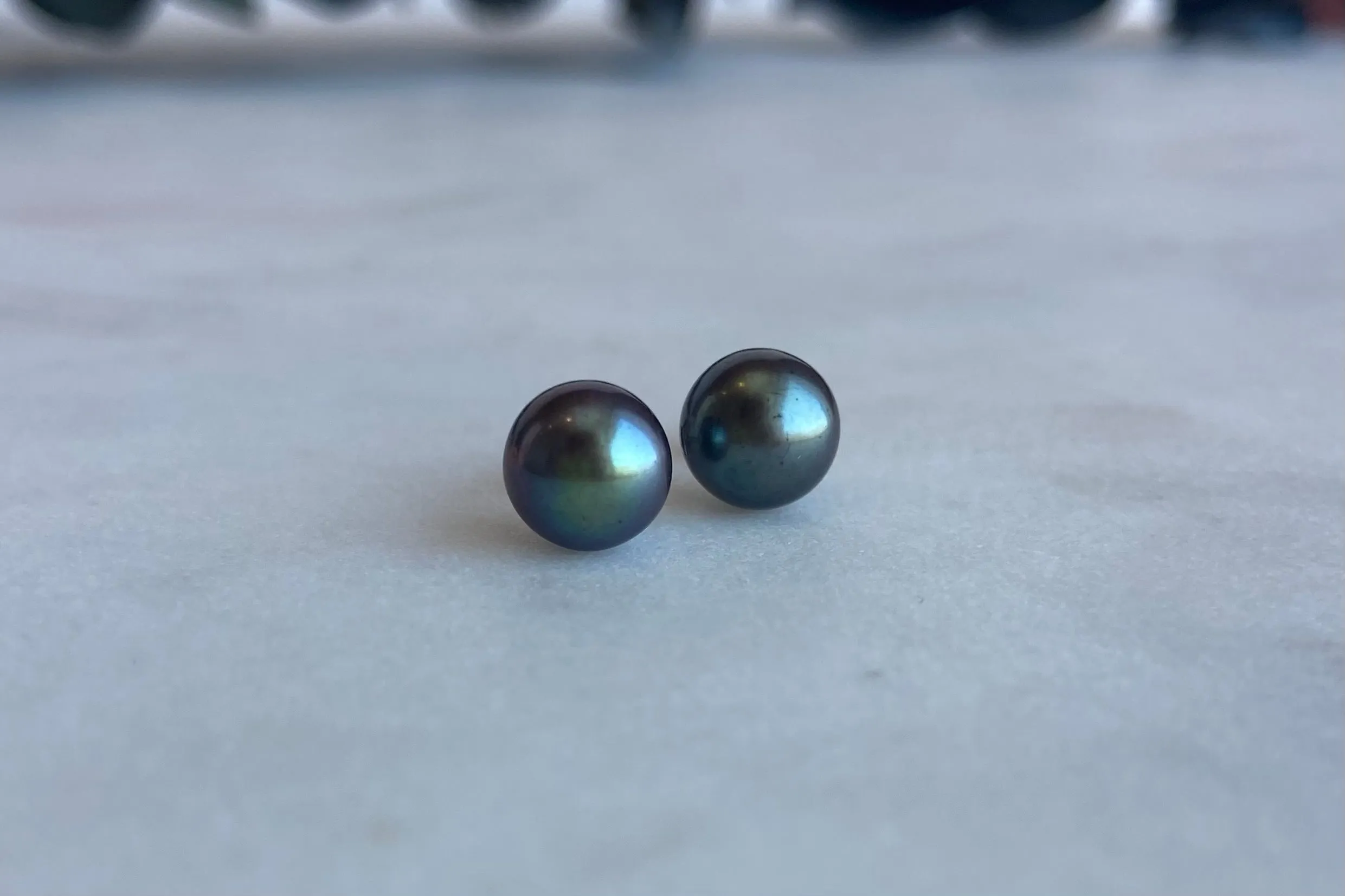 7.5mm Colored pearl earrings