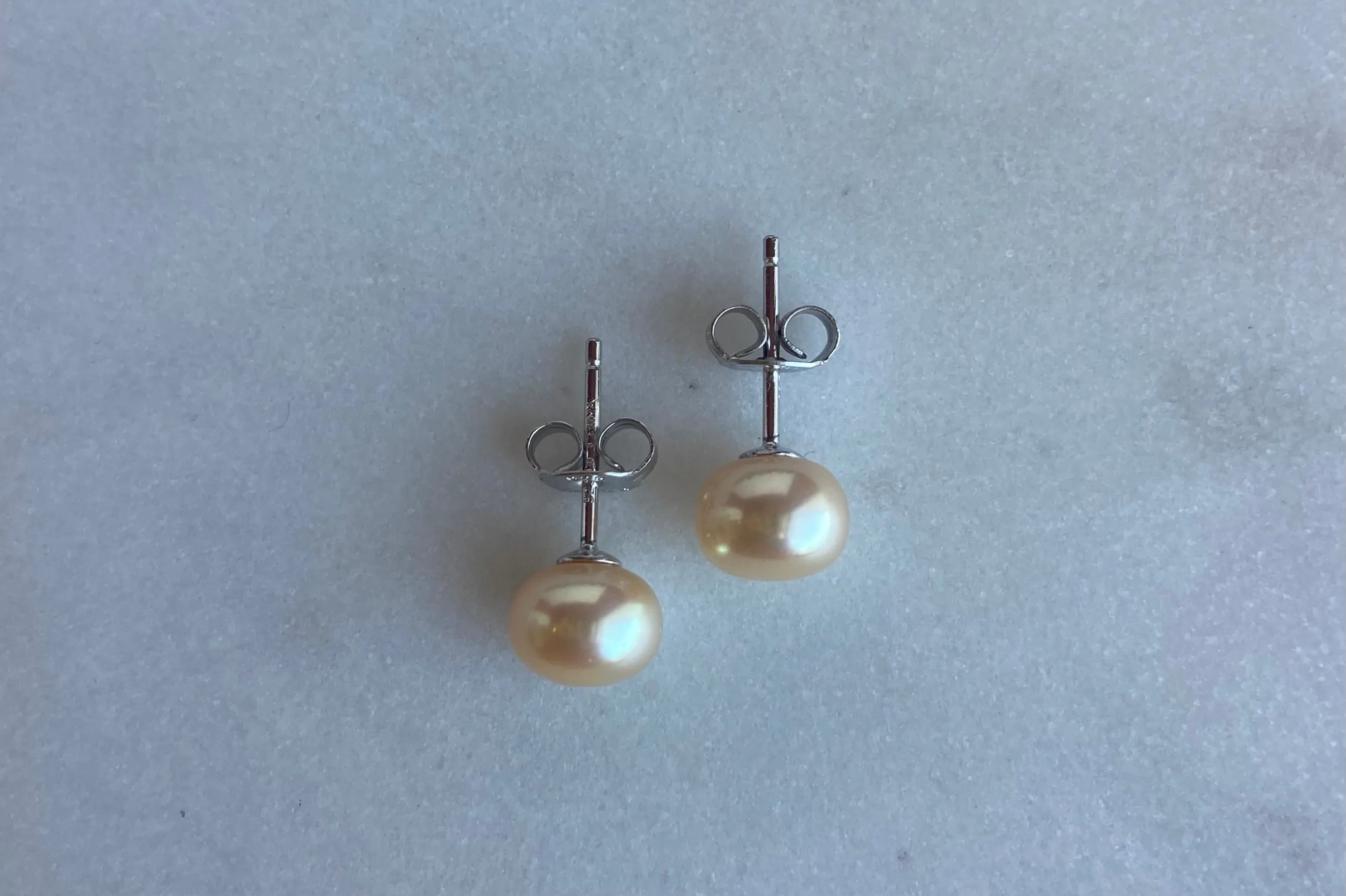 7.5mm Colored pearl earrings