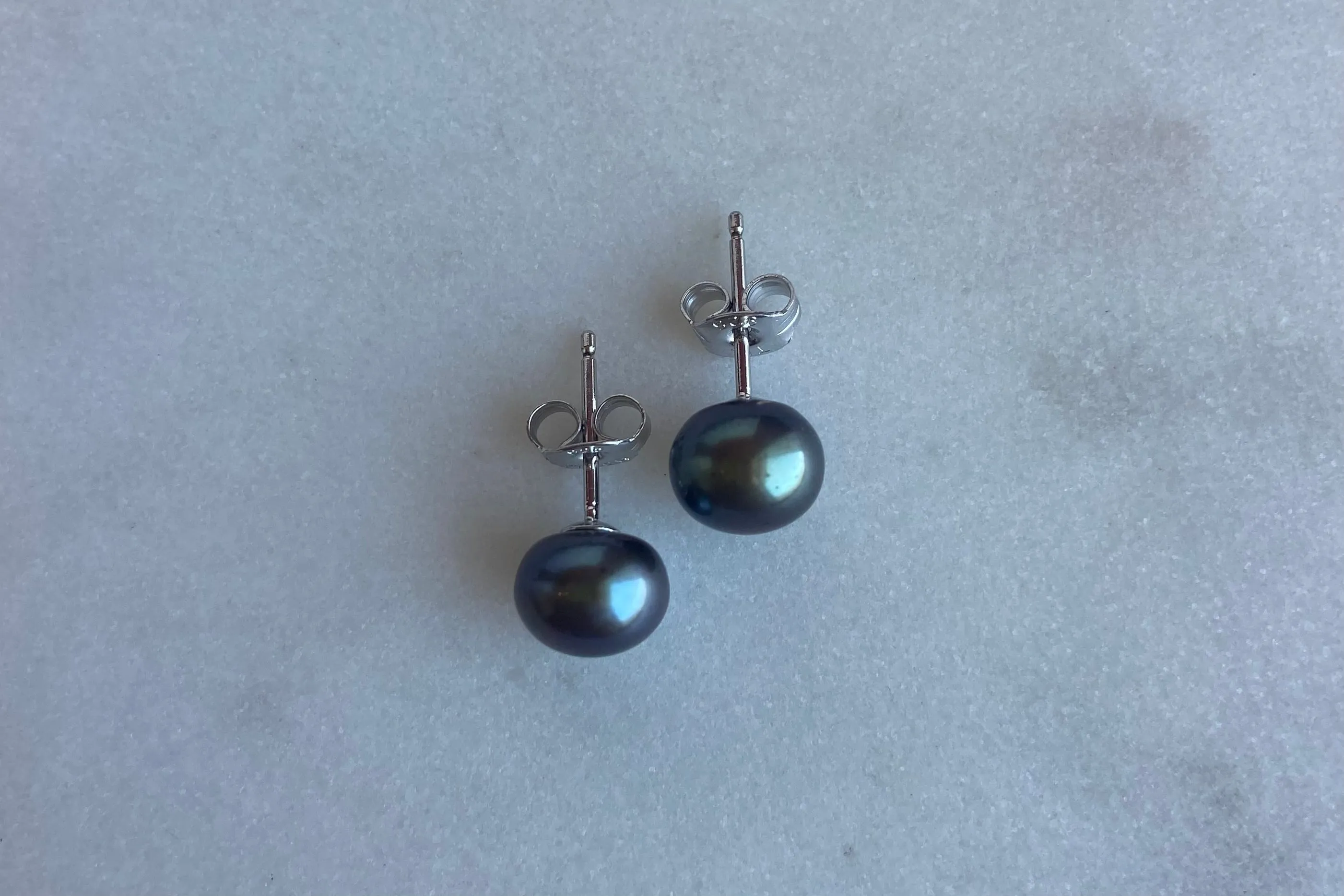 7.5mm Colored pearl earrings