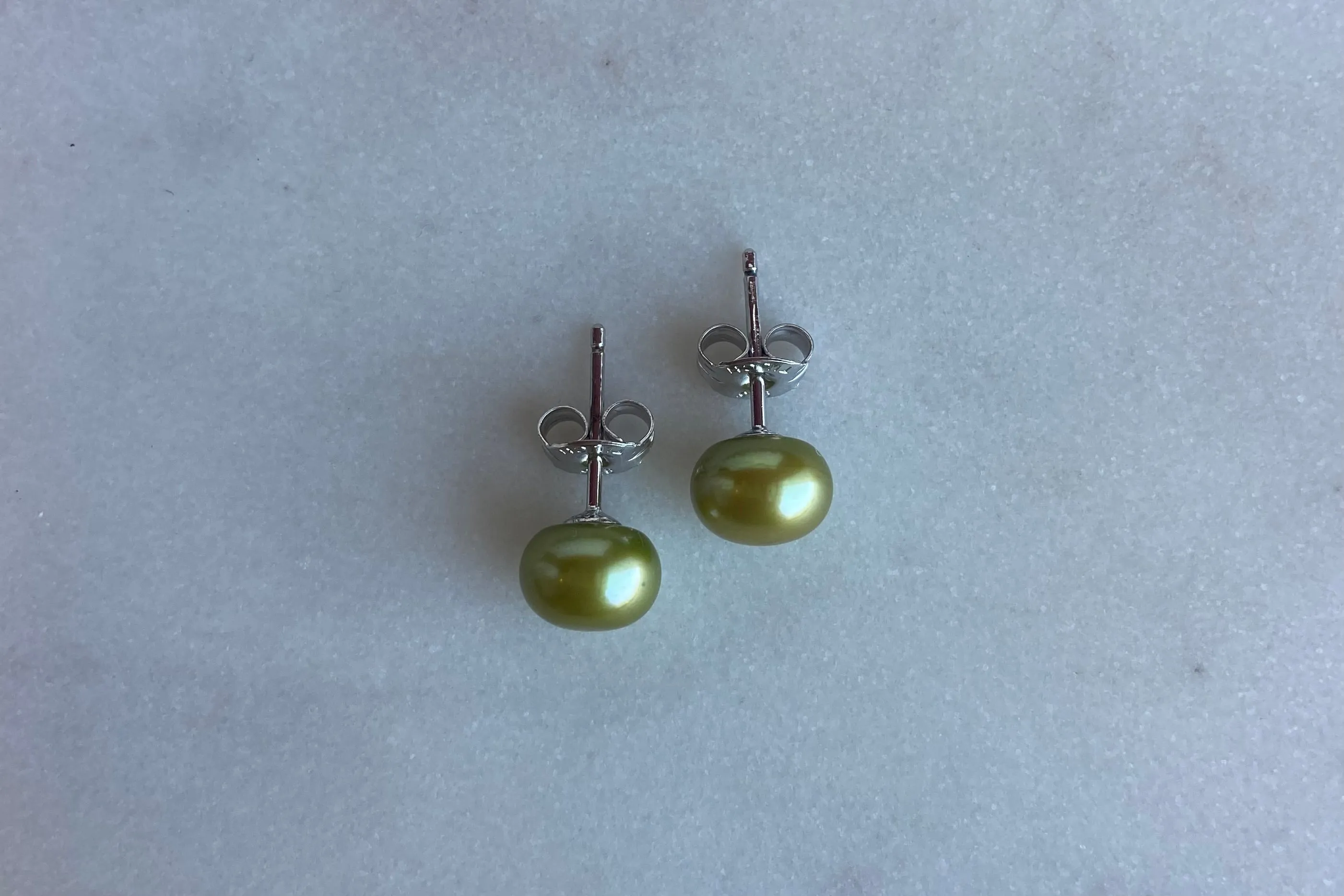 7.5mm Colored pearl earrings
