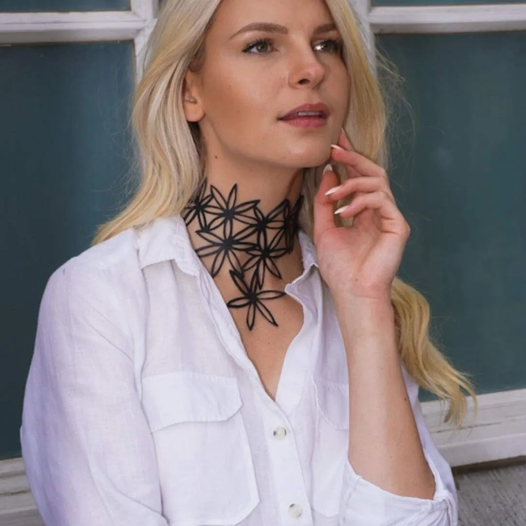 Pentas Star-shaped Flower Statement Choker