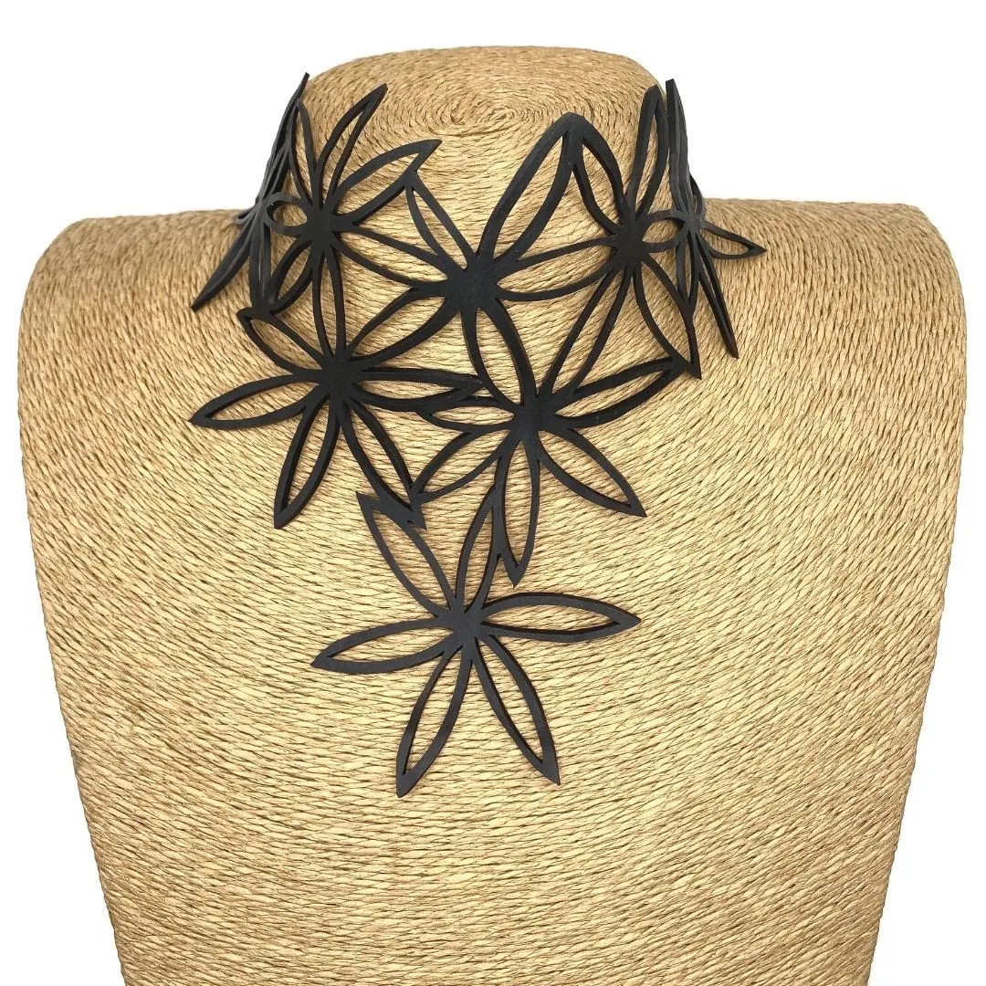 Pentas Star-shaped Flower Statement Choker