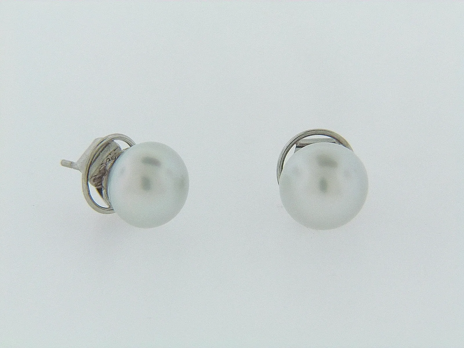 PLATINUM PEARL STUDS