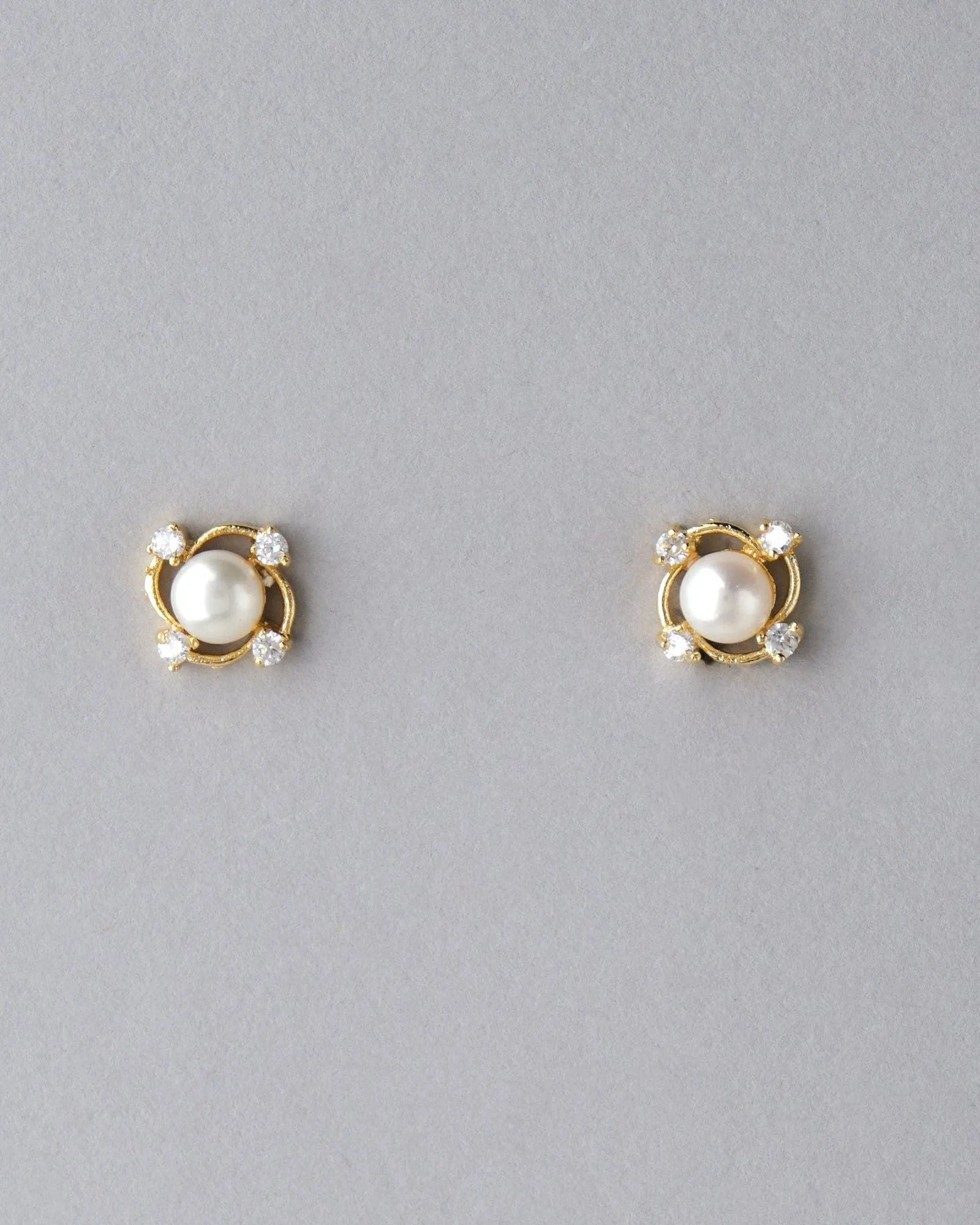 Pretty Pearl Stud Earring