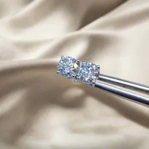 Round-cut Diamond 4 Claws Stud Earrings