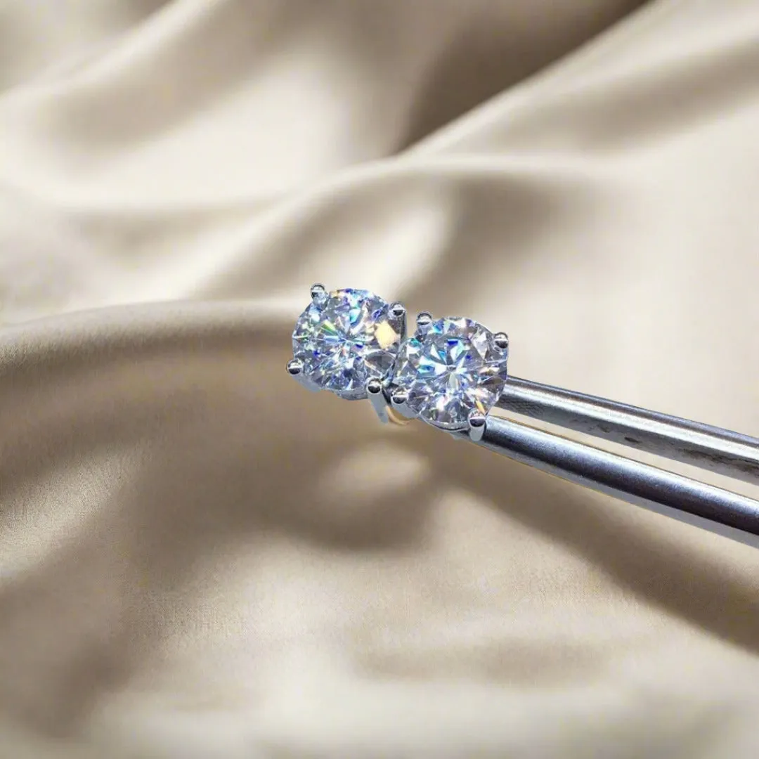 Round-cut Diamond 4 Claws Stud Earrings