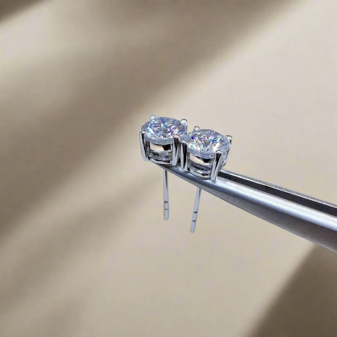 Round-cut Diamond 4 Claws Stud Earrings