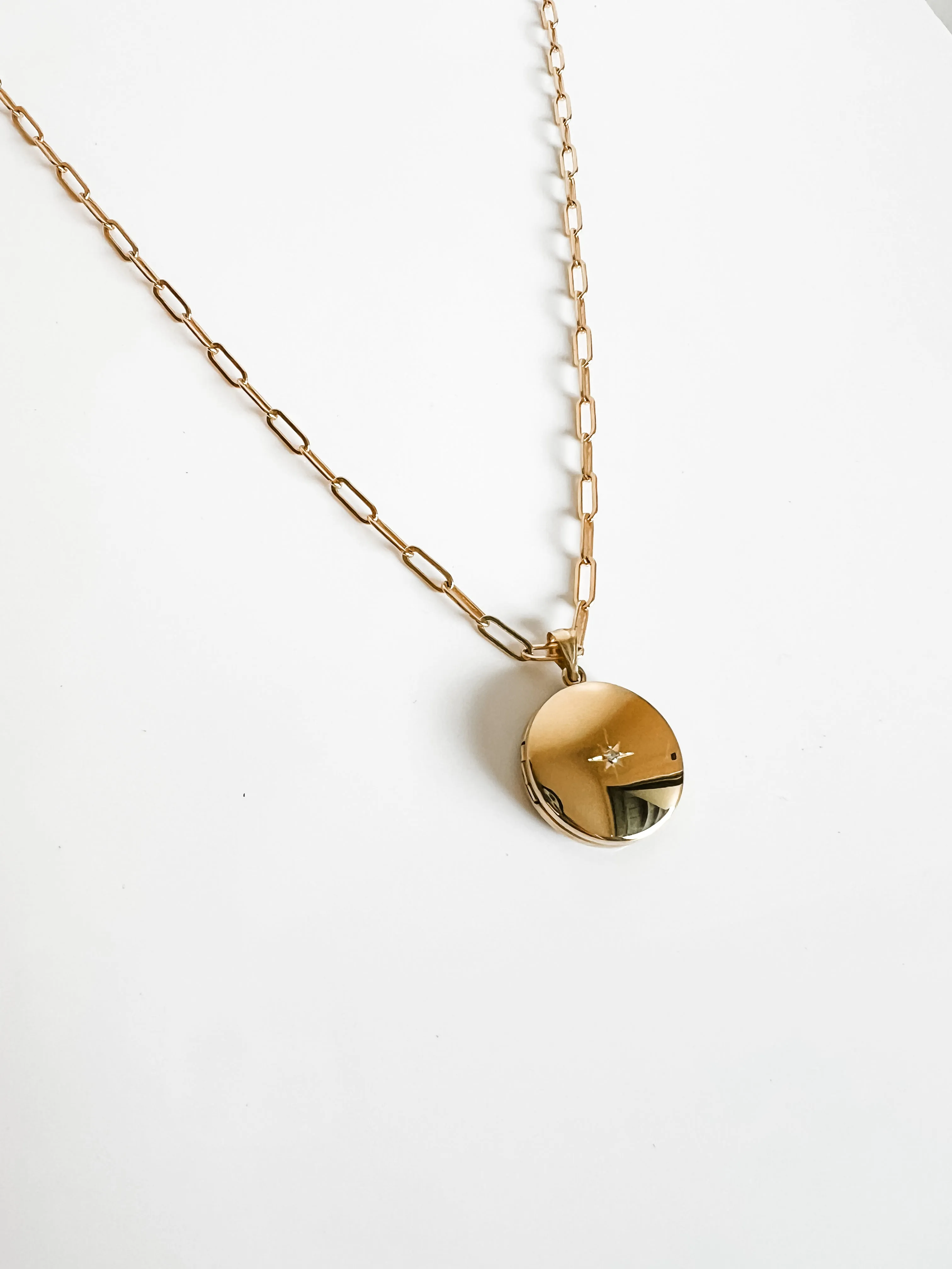 ROUND LOCKET