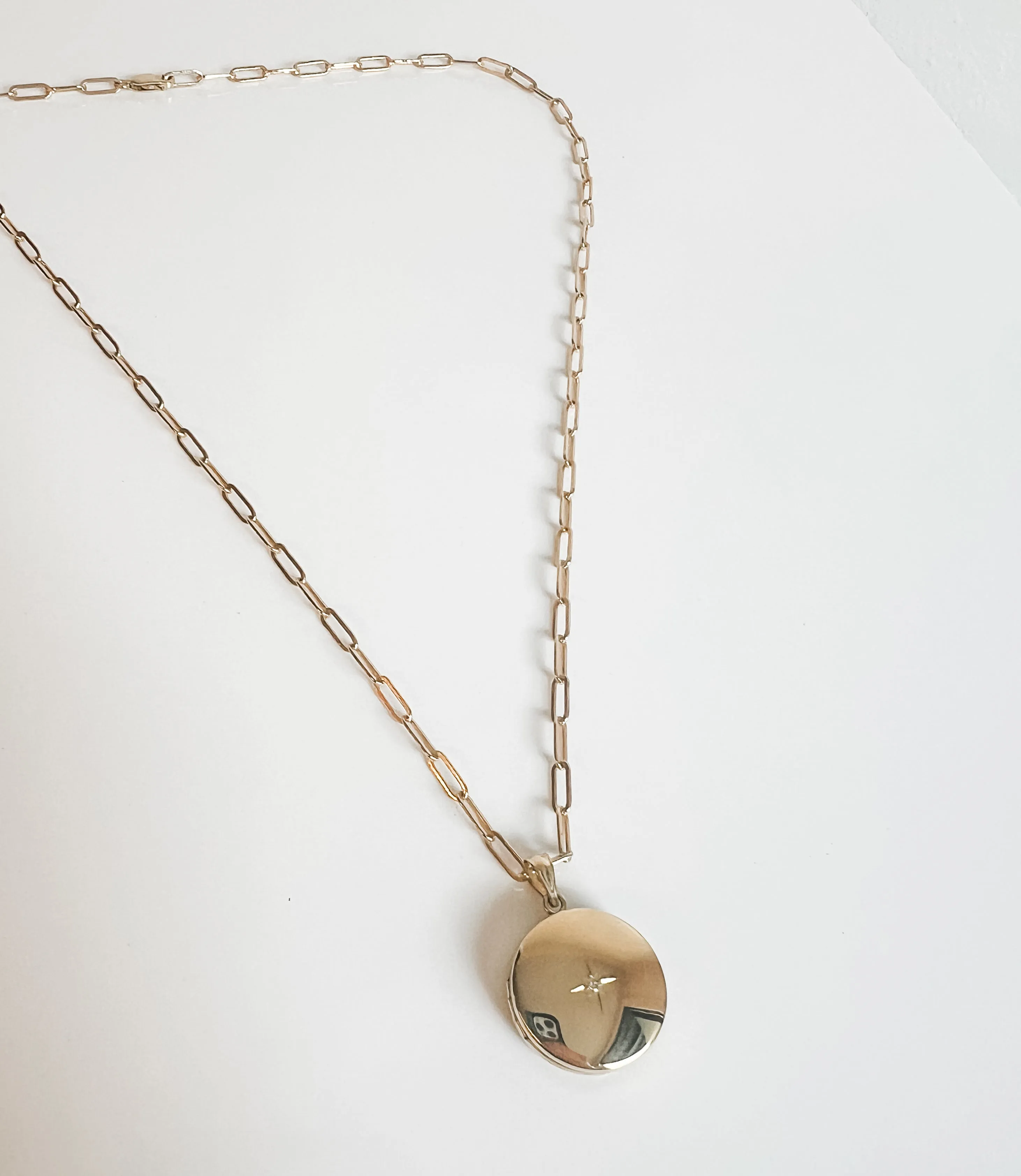 ROUND LOCKET