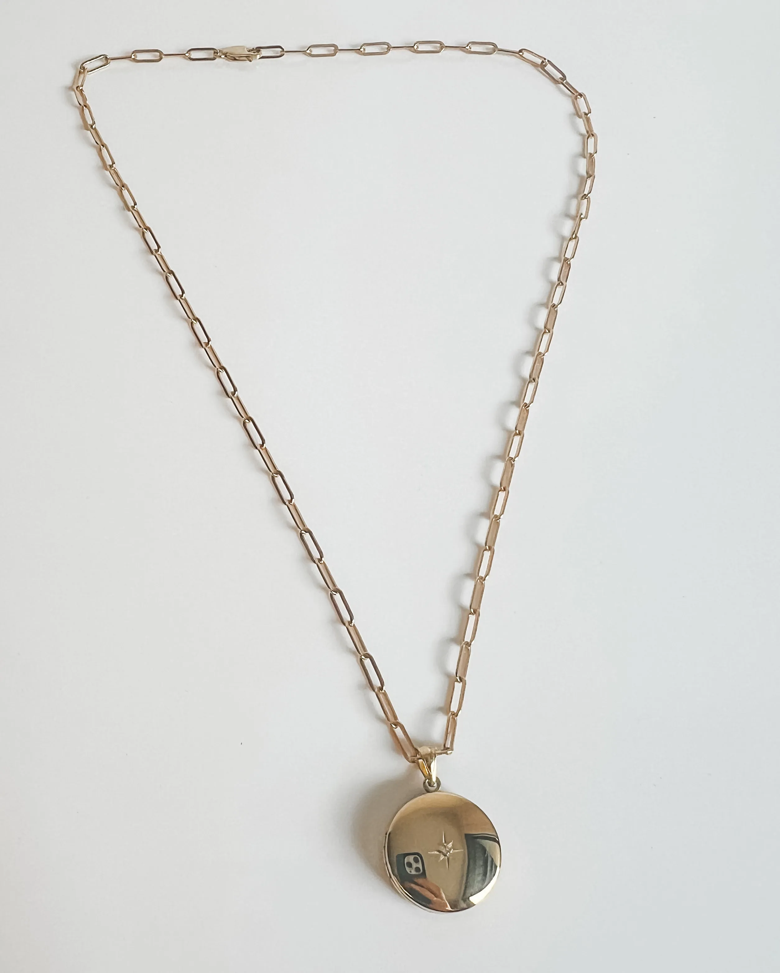 ROUND LOCKET