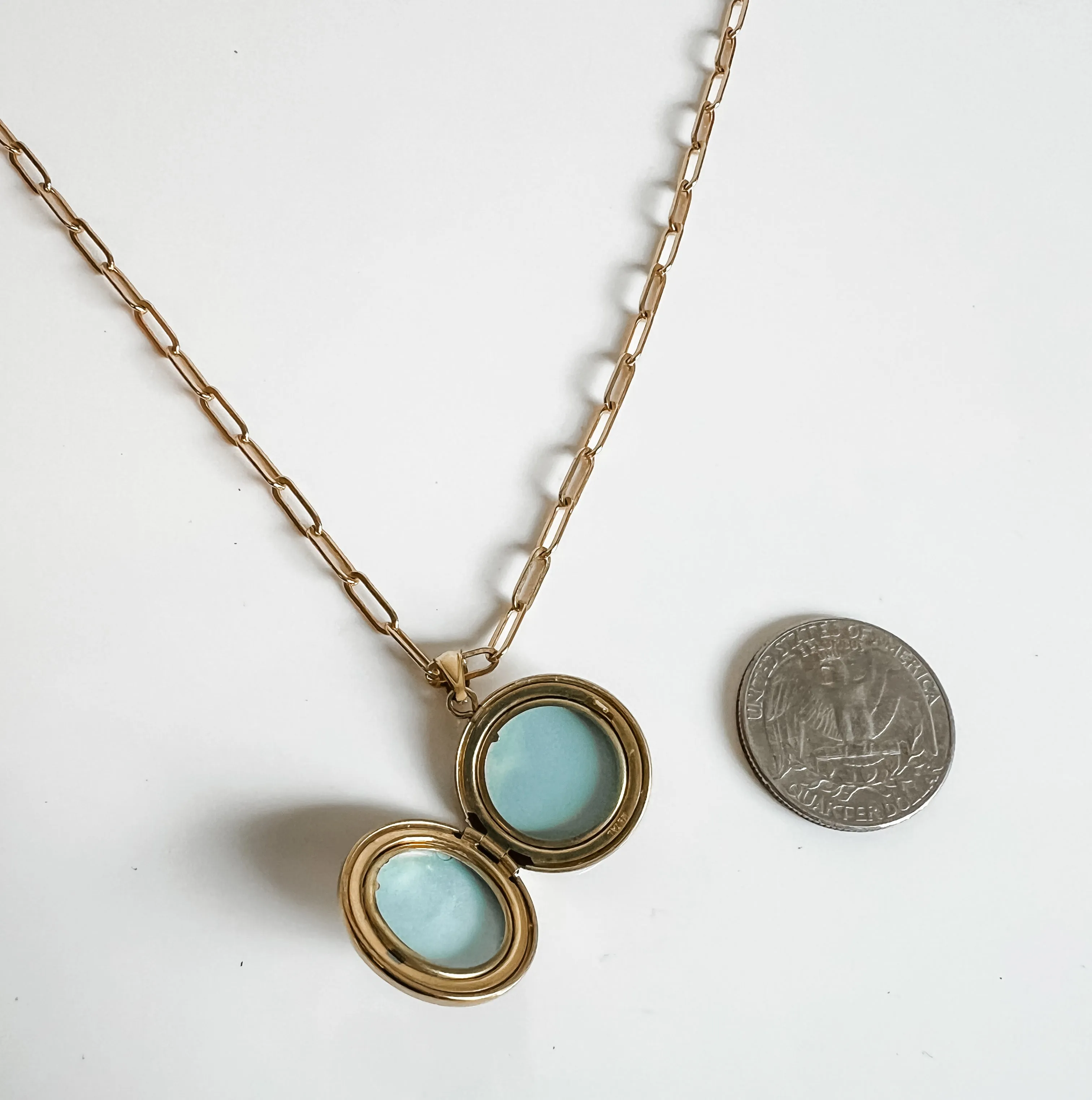 ROUND LOCKET