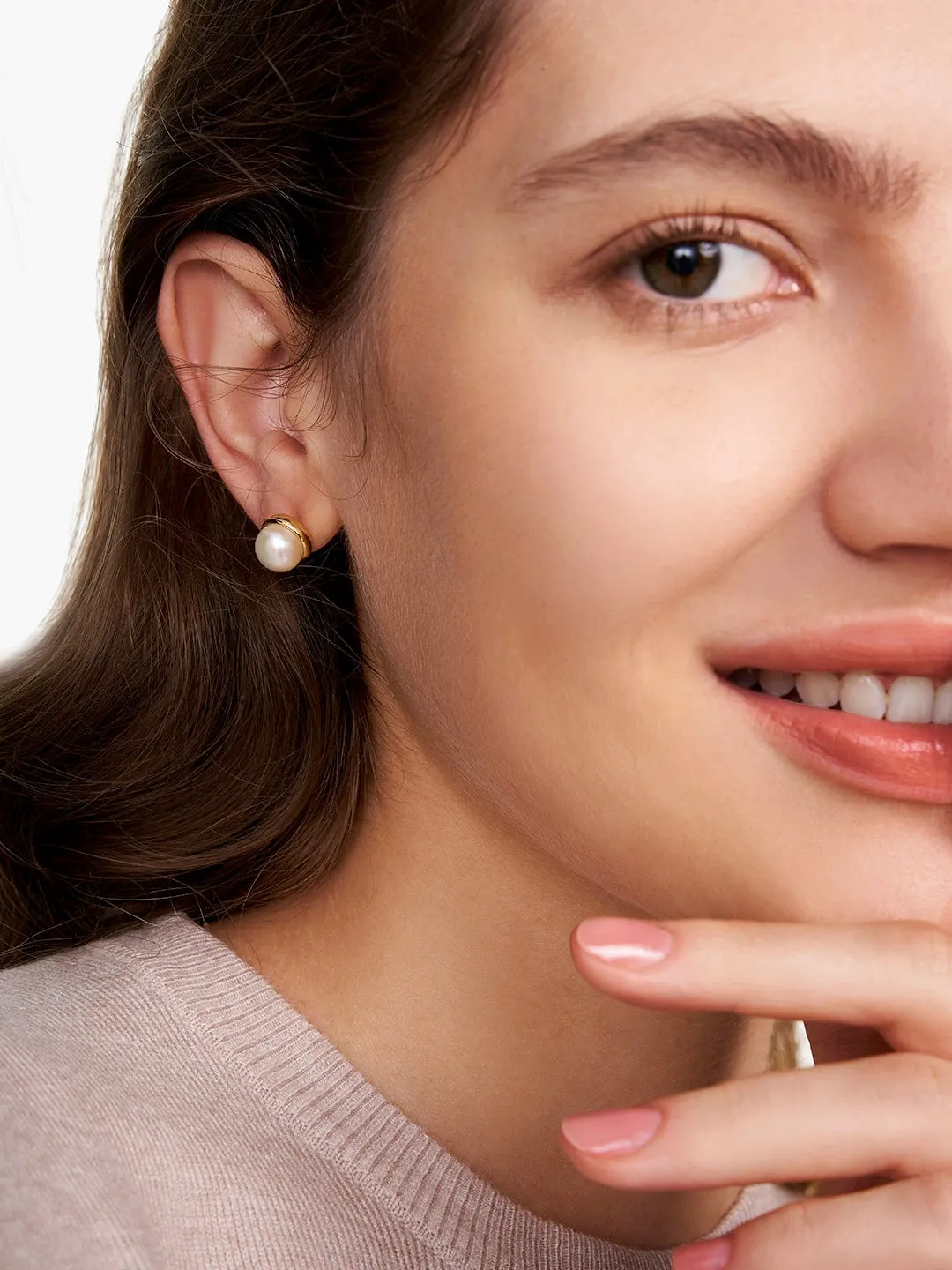 Round Pearl Studs